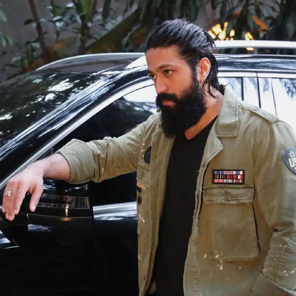 ২০১৯ সালে নিজের জন্মদিন উদ্‌‌যাপন না করার কথা ঘোষণা করেছিলেন যশ। কিন্তু নায়কের সেই কথায়  কর্ণপাতই করেননি তাঁর ভক্তরা। যথারীতি পছন্দের নায়কের জন্মদিন উপলক্ষে তাঁর বাড়ির সামনে ভিড় জমিয়েছেন হাজার হাজার ভক্ত। জন্মদিনে প্রিয় নায়ককে এক ঝলক দেখার ইচ্ছা ছিল তাঁদের। 