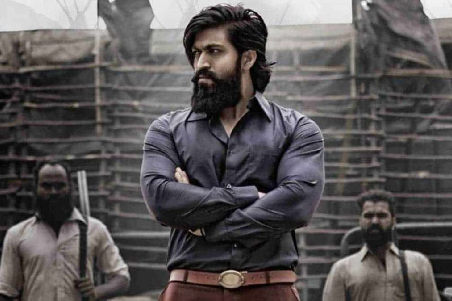 কিন্তু ঘড়ির কাঁটা ঘুরতে থাকলেও বাড়ি থেকে বেরিয়ে ভক্তদের সামনে হাজিরই হননি তারকা। এক সময় ধৈর্যের বাঁধ ভেঙে যায় ভক্তদের। নিরাপত্তাবেষ্টনী টপকে এক ভক্ত যশের বাড়িতে ঢোকার চেষ্টা করেন। সেই সময় এক নিরাপত্তারক্ষী তাঁকে আটকাতে যান। তার পরই ঘটে যায় সেই দুর্ঘটনা। 