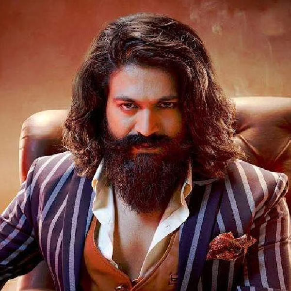 নিরাপত্তারক্ষী আটকাতেই যশের ওই ভক্ত গায়ে পেট্রল ঢেলে নিজেকে জ্বালিয়ে দেন। সঙ্গে সঙ্গে আগুন নিভিয়ে তাঁকে হাসপাতালে নিয়ে যাওয়া হয়। জানা যা, হাসপাতালের বেডে শুয়ে সারাক্ষণ যশের নাম করছিলেন ওই ভক্ত। সেই সঙ্গে তাঁকে দেখতে যশ যাতে একটি বারের জন্য হাসপাতালে যান, তা নিয়ে চিকিৎসকদের অনুরোধও করেন ওই ভক্ত। 