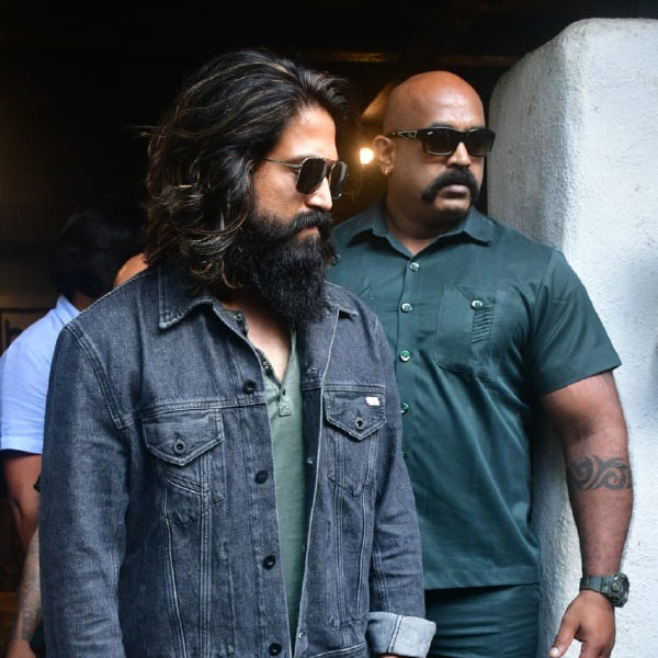 ওই যুবকের শেষকৃত্যে কংগ্রেস নেতা সিদ্দারামাইয়া যোগ দিলেও যাননি যশ। টুইটারে এই ঘটনায় দুঃখপ্রকাশ করেছিলেন নায়ক। লিখেছিলেন, ভক্তরাই আমাদের জীবন, গর্ব। কিন্তু এক জন ভক্তের ভালবাসার দৃষ্টান্ত এমনটা হতে পারে না। 