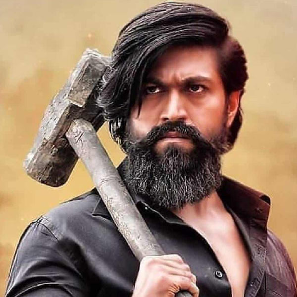 নায়কের ভক্ত হয়ে পাগলামি করতে গিয়ে নিজের জীবনের ঝুঁকি নিয়েছেন যশের আরও এক অনুরাগী। ‘কেজিএফ ২’ ছবিতে ধূমপান করতে দেখা গিয়েছে যশকে। প্রিয় নায়কের সেই দৃশ্য দেখে তা  অনুকরণ করার চেষ্টা করেছিলেন হায়দরাবাদের রাজেন্দ্র নগরের বাসিন্দা ১৫ বছরের এক নাবালক। নায়ককে অনুকরণ করতে গিয়ে প্রচুর ধূমপান করে সে। শেষে গুরুতর অসুস্থ হয়ে পড়ে। ভর্তি করানো  হয় হাসপাতালে। 