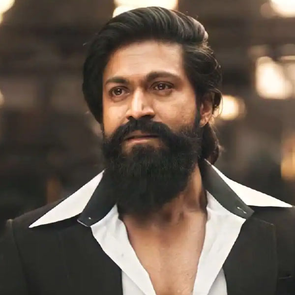 যশের ভক্তদের পাগলামির আরও অনেক কীর্তিই প্রকাশ্যে এসেছে। ‘কেজিএফ ২’ মুক্তির সময় দক্ষিণ ভারতের বিভিন্ন শহরে যশকে নিয়ে মেতে উঠেছিলেন তাঁর অগণিত ভক্ত। কোথাও যশের ছবিতে মালা পরানো হয়েছিল, কোথাও আবার যশের পোস্টারে দুধ ঢালা হয়েছিল। সিনেমার টিকিটের কালোবাজারিও হয়। বেঙ্গালুরুতে ছবি দেখতে গিয়ে এমন বিশৃঙ্খল পরিস্থিতি তৈরি হয় যে, লাঠি চালাতে বাধ্য হয় পুলিশ। 