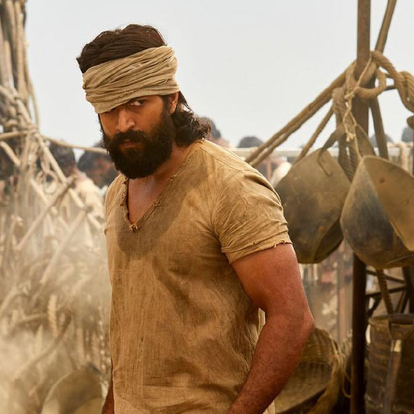  কর্নাটকের রাজশ্রী সিনেমা হলে ছবি প্রদর্শনের সময় যশের দুই দল ভক্তের মধ্যে গোলমাল বাধে। সেই সময় এক পক্ষের বিরুদ্ধে গুলি চালানোর অভিযোগ ওঠে। গুলিবিদ্ধ  এক ভক্তকে হাসপাতালে ভর্তি করানো হয়। 