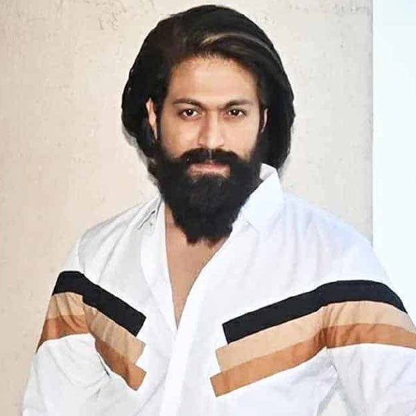  যশের জন্মদিন উপলক্ষে স্কুলে ছুটি দেওয়ার জন্য অধ্যক্ষকে অনুরোধ জানিয়ে চিঠি লিখেছিলেন কর্নাটকের বেল্লারির একটি স্কুলের ছাত্র। সেই চিঠি ভাইরাল হয়ে গিয়েছিল সমাজমাধ্যমে। 