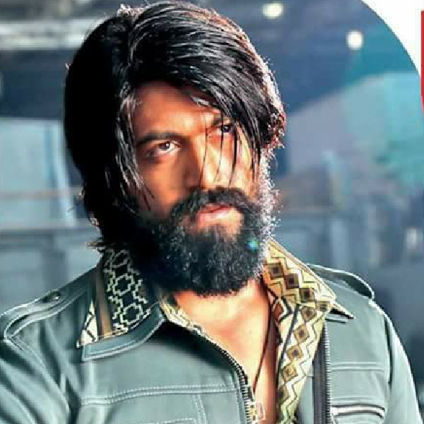  নায়কের জন্মদিনে তাঁর ভক্তরা কেক নিয়ে মাতামাতি করবেন এটাই তো স্বাভাবিক। তবে যশের মতো তারকার জন্মদিনে বিশেষ কেক তৈরি করে তাক লাগিয়েছিলেন ভক্তরা। ২০২০ সালে যশের জন্মদিনে ৫ হাজার কেজির কেক বানান কয়েক জন ভক্ত। গিনেস বুক অফ ওয়ার্ল্ডে নজির গড়ে সেই কেক। 