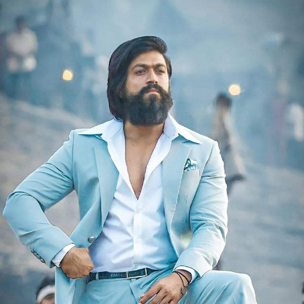 ওই বছরই যশের আরও এক ভক্তদল নায়কের কাট-আউট বানিয়ে নজির তৈরি করেছিলেন। ২১৬ ফুটের কাট-আউট বানানো হয়। যা এখনও বিশ্বের সবচেয়ে বড় কাট-আউট বলে দাবি করা হয়েছে। বেঙ্গালুরুর নন্দি লিঙ্ক রোডে তৈরি করা হয়েছিল এই কাট-আউট। 