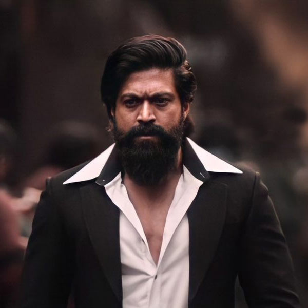  ‘কেজিএফ ২’ মুক্তির সময় যশকে ঘিরে উন্মাদনা এতটাই ছিল যে, ভোর ৩টের সময় ওড়িশার একটি সিনেমা হলে সেই ছবি প্রদর্শিত হয়েছিল। জানলে অবাক হবেন যে, ভোর ৩টের সময়ই শো হাউসফুল হয়েছিল। ওড়িশার ইতিহাসে যা প্রথম। একই কাণ্ড ঘটেছিল গুজরাতের সুরতে। সেখানে সকাল ৬টার সময়ই শো হাউসফুল হয়েছিল। 