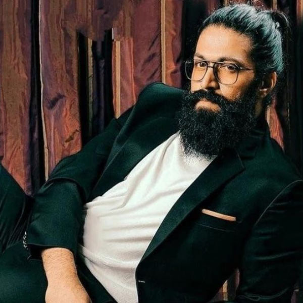 যশের অনুরাগীর সংখ্যা গুনে শেষ করা যাবে না। আর তাঁদের পাগলামিরও এমন ভূরি ভূরি দৃষ্টান্ত রয়েছে। বহু যশ-ভক্তের হাত, বুকে নায়কের মুখাবয়বের ট্যাটু রয়েছে। 