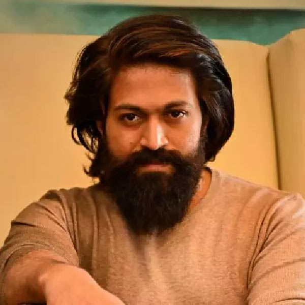 তিনি সুপারস্টার। ব্যস্ত নায়ক। তবে মাঝেমধ্যেই ভক্তদের আবদারও মেটান যশ। যেমন বেঙ্গালুরুতে একটি অনুষ্ঠানে একে একে ৭০০ ভক্তের সঙ্গে আলাদা আলাদা ছবি তুলেছিলেন যশ। এই খবর সমাজমাধ্যমে ছড়িয়ে পড়তেই ভক্তরা বলেছিলেন, ‘‘যশই হল আসল তারকা।’’