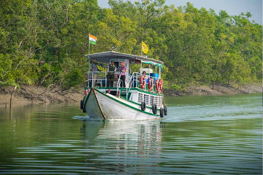 ডিসেম্বর-জানুয়ারি হল বাংলা ভ্রমণের সবচেয়ে ভাল সময়। এই সময়ে কেউ পয়সা খরচ করে ইউরোপে পড়ে থাকে?