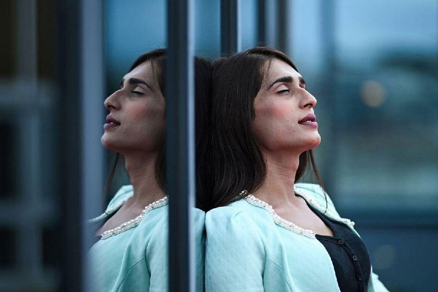 স্বাধীন চিন্তার উদ্‌যাপনের আনন্দ ‘জয়ল্যান্ড’। রূপান্তরকামীর চরিত্র ‘বিবা’র ভূমিকায় আলিনা খান।