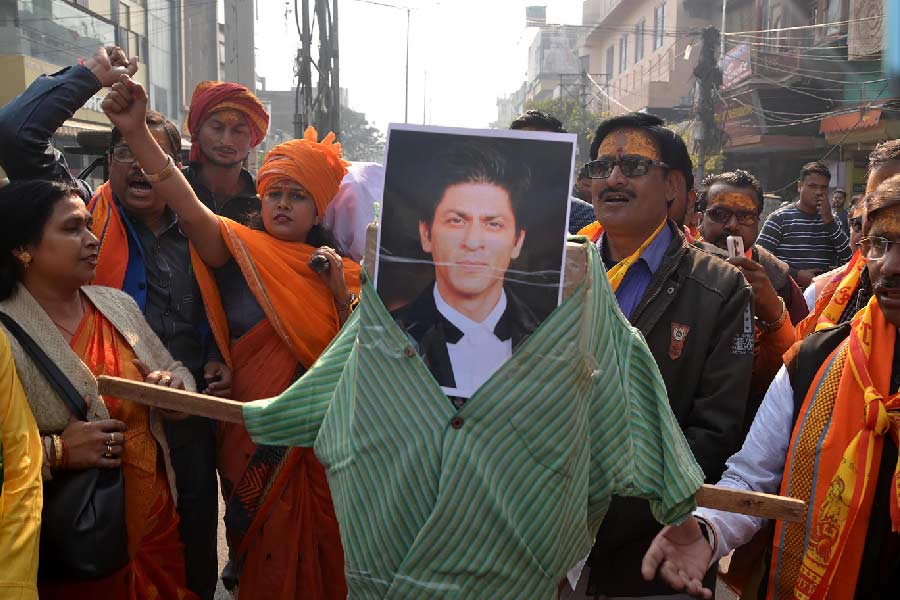 গেরুয়া বিকিনির ২২ সেকেন্ডের দৃশ্য ছেঁটে ফেলার দাবিতে বিক্ষোভ নানা প্রান্তে।