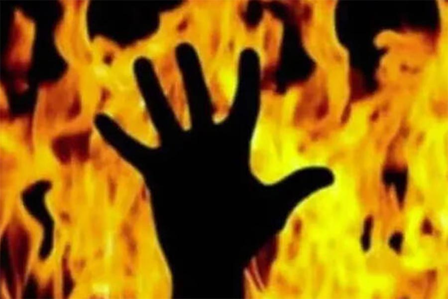 Two men were allegedly burnt by public after snatching valuables.