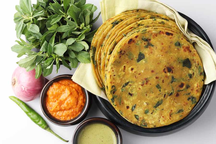 শীতের সকালে গরম গরম পরোটার সঙ্গে জমে যাবে রসুনের চাটনি।