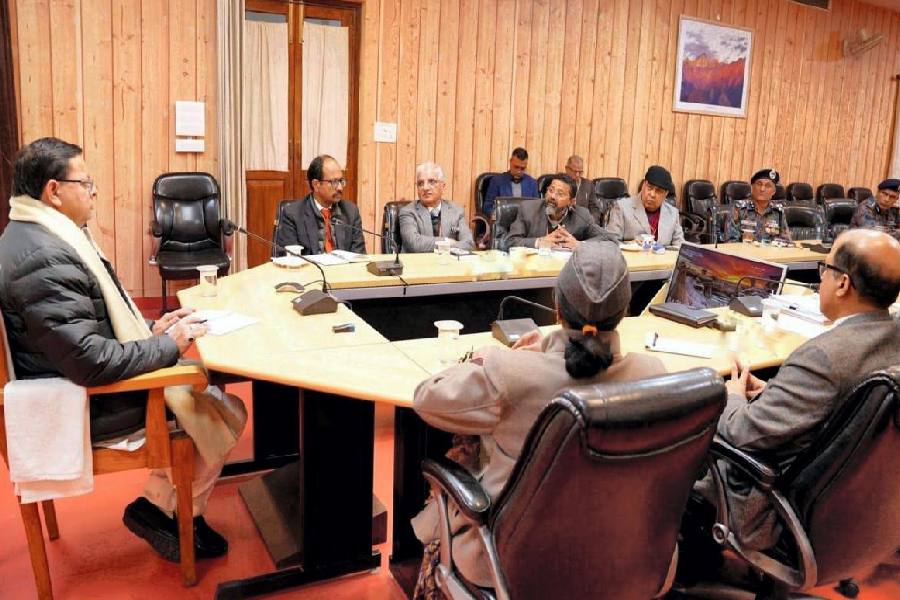 গত ৫ এবং ৬ জানুয়ারি জোশীমঠের পরিস্থিতি পর্যালোচনা করে দেখেছিলেন বিশেষজ্ঞরা। তাঁরা পরামর্শ দিয়েছিলেন, শহরের ক্ষতিগ্রস্ত বাড়িগুলি ভেঙে ফেলা দরকার অবিলম্বে। সেই অনুযায়ী মঙ্গলবার বাড়ি ভাঙার কাজ শুরু হবে।