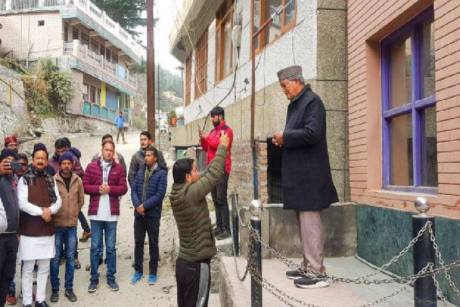 প্রশাসন সূত্রে খবর, যে বাড়িগুলি না ভাঙলেই নয়, যেগুলি অত্যন্ত ক্ষতিগ্রস্ত, সেগুলিই প্রাথমিক ভাবে ভেঙে ফেলা হবে।