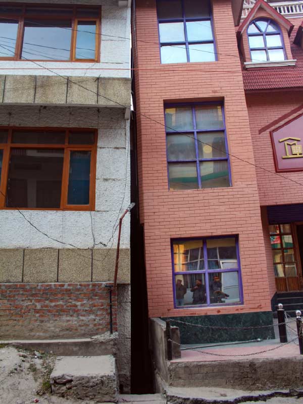 জোশীমঠের অন্যতম জনপ্রিয় দুই হোটেল ‘মাউন্ট ভিউ’ এবং ‘মালারি ইন’ একে অপরের গায়ে হেলে পড়েছে। বিপজ্জনক বাড়িগুলির পাশাপাশি এই হোটলগুলিও ভেঙে ফেলা হবে।