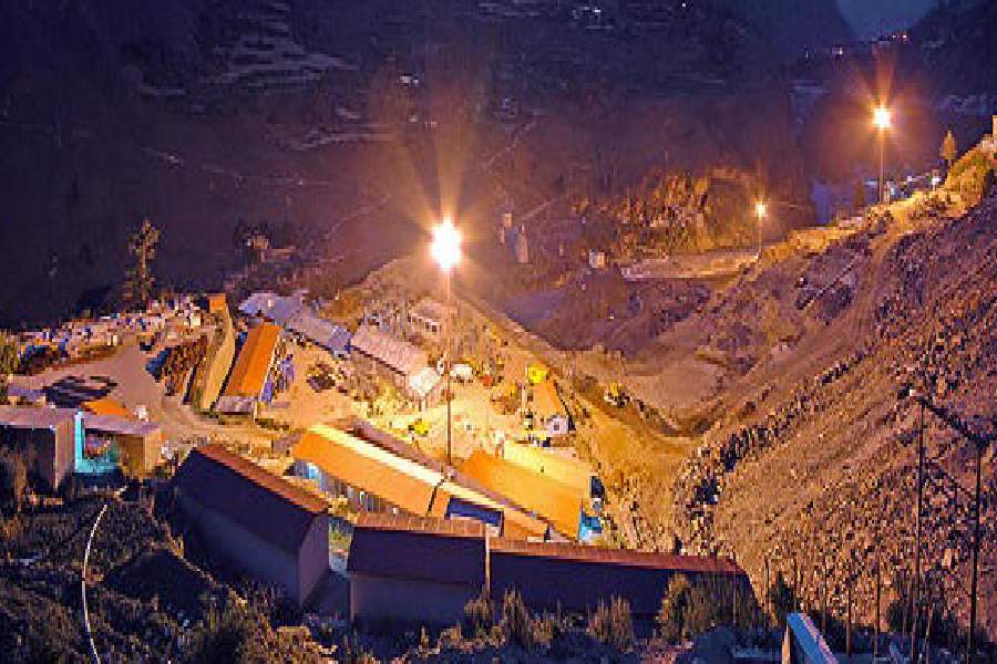 জোশীমঠের এই বিপর্যয়ের জন্য দায়ী করা হচ্ছে জলবিদ্যুৎ প্রকল্পের জন্য খোঁড়া একটি সুড়ঙ্গকে, ২০০৯ সালে যা খোঁড়ার কাজ শুরু হয়েছিল। এই সুড়ঙ্গ খোঁড়ার যন্ত্র প্রকৃতির তৈরি একটি বিরাট জলভান্ডারে ছিদ্র করে দিয়েছিল। যা থেকে বেরিয়ে এসেছিল হাজার হাজার গ্যালন জল।