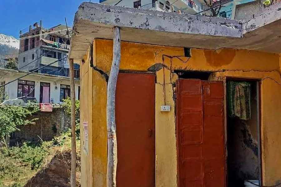 জোশীমঠের এই বিপজ্জনক অংশে যে যে বাড়িঘর রয়েছে, তার গায়ে লাল কালি দিয়ে দাগ এঁকে দেওয়া হয়েছে। সেই বাড়িগুলিই আগে ভেঙে ফেলা হবে।