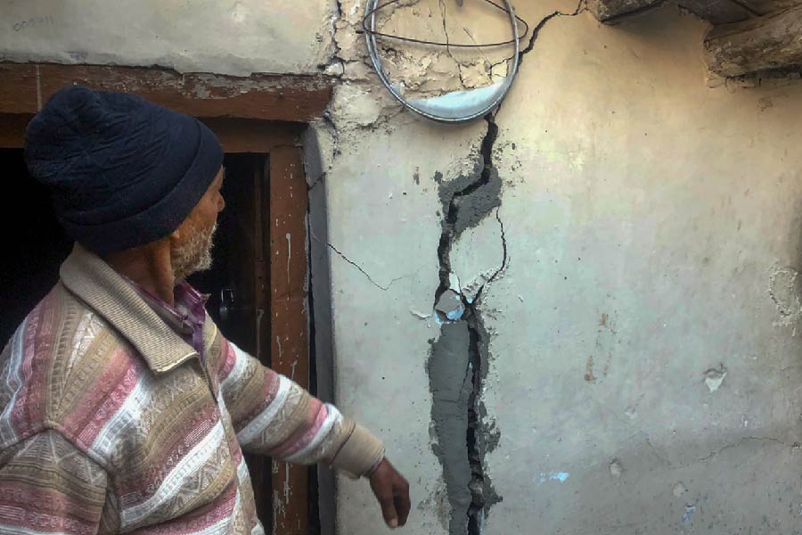 জোশীমঠ তিন ভাগ, বিপজ্জনক বাড়িতে পড়ছে লাল কালি, যে ভাবে ভাঙা হচ্ছে ‘ডুবন্ত’ শহর