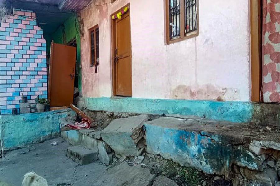 বাড়ি ভাঙার সময় আশপাশের অন্য বাড়ির উপর যাতে এই ভাঙনের প্রভাব না পড়ে, তা খেয়াল রাখবে প্রশাসন। বাড়িগুলি যদি ভেঙে না ফেলা হয়, তবে তার প্রভাবেই অন্য বাড়িতেও ফাটল দেখা দিতে পারে।