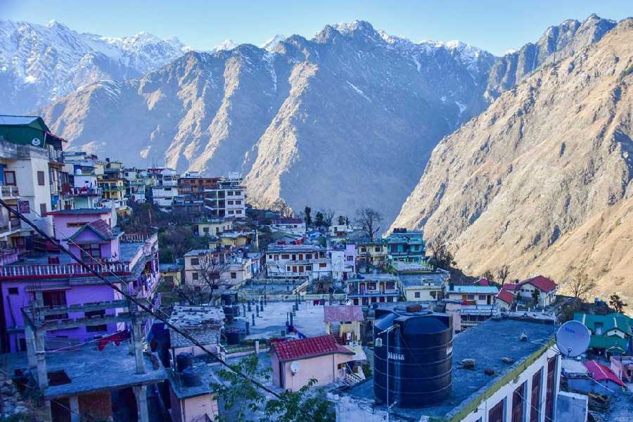 এর ফলে এলাকার ছোটখাটো ঝর্না এবং জলের অন্যান্য উৎস শুকিয়ে যায়। বিশেষজ্ঞদের দাবি, ওই বিপুল জলভান্ডার শেষ হয়ে যাওয়ার ফলে এলাকার মাটি শুকিয়ে ঝুরঝুরে, ফাঁপা হয়ে যায়। ফলে পাহাড় ভাঙার ধ্বংসাবশেষের উপর দাঁড়িয়ে থাকা জোশীমঠের ধ্বংসও নিশ্চিত, বরং তা কেবল সময়ের অপেক্ষা।