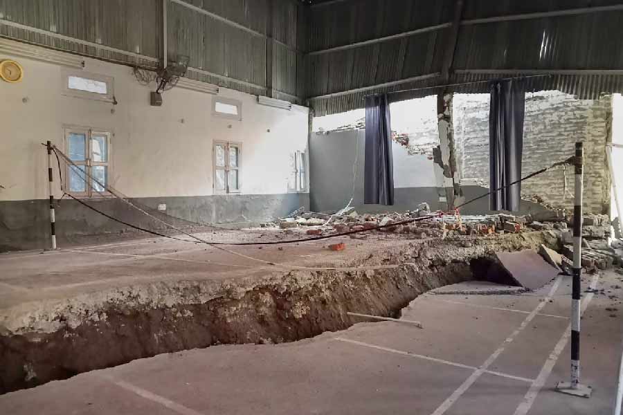 ধসপ্রবণ ওই এলাকার প্রায় মাঝামাঝি দু’টি কেন্দ্রবিন্দুতে রয়েছে ভারতীয় সেনার হেলিপ্যাড এবং নরসিংহ মন্দির।