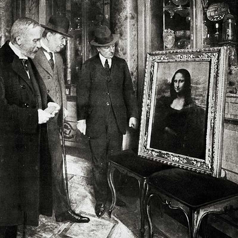 ১৯১১ সালের ২১ অগস্টের ঘটনা। সোমবার সকালে প্যারিসের ল্যুভর মিউজ়িয়মের সামনে ৩ জন দাঁড়িয়ে রয়েছেন। এক পলক দেখলে মনে হবে, তাঁরা জাদুঘরেরই কর্মী। তাঁদের পরনেও রয়েছে কর্মীদের পোশাক। কর্মীরা যে দরজা দিয়ে জাদুঘরের ভিতরে প্রবেশ করেন, সেই দরজা খুলে দেওয়া হল। কর্মীরা একের পর এক জাদুঘরে প্রবেশ করলেন। সেই ভিড়ে মিশে গেলেন ওই ৩ জন। জাদুঘরের ভিতরে ঢুকে পড়লেন তাঁরা। কিন্তু তার পরেই এমন এক ঘটনা ঘটল, যা বিশ্ব ইতিহাসে এক অন্ধকার অধ্যায় তৈরি করেছে। সবার সামনেই মোনালিসার ছবি চুরি করা হয়েছিল সে দিন। নারায়ণ সান্যালের লেখা ‘প্রবঞ্চক’ উপন্যাসে এই ঘটনার আভাসও রয়েছে।