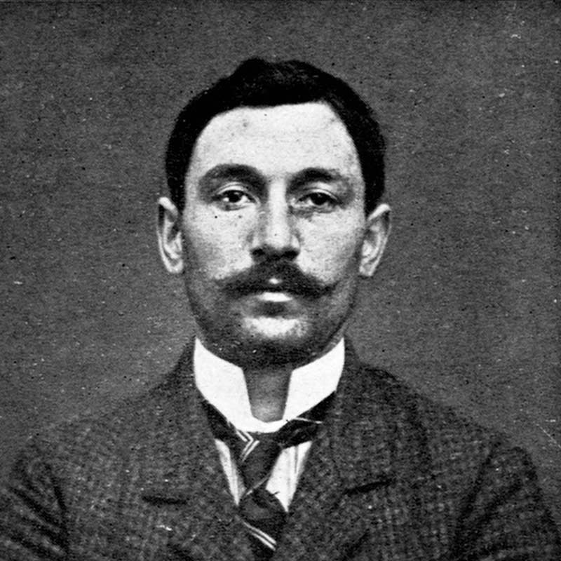 ভিনসেনজো পেরুজিয়া। ১৮৮১ সালে ইটালিতে জন্মগ্রহণ করেছিলেন তিনি। মোনালিসা চুরির ঘটনার সঙ্গে ভিনসেনজোর নাম ওতপ্রোত ভাবে জড়িয়ে রয়েছে। দেশভক্তির জন্যই নাকি ছবিটি চুরি করেছিলেন ভিনসেনজো। তাঁকে সাহায্য করেছিলেন এডুয়ার্ডো দে ভ্যালফিয়ের্নো এবং ইয়েভস চড্রন।