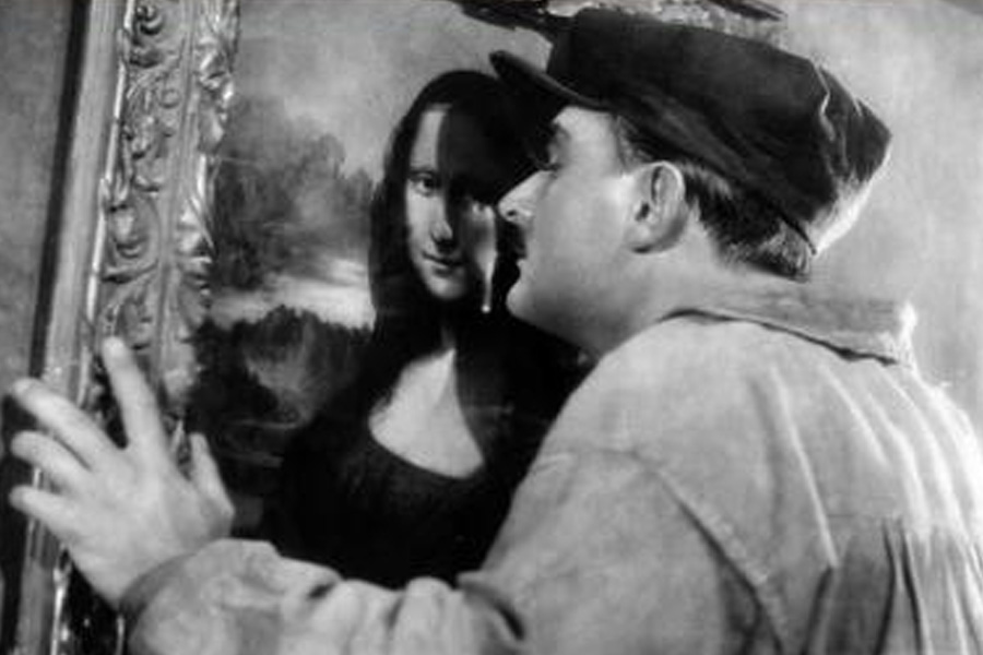 ভ্যালফিয়ের্নোর পরিকল্পনা অনুযায়ী, মোনালিসার কয়েকটি নকল ছবি এঁকেছিলেন ইয়েভস। তার মধ্যে একটি জাদুঘরের আসল ছবির বদলে রেখে বাকি ছবিগুলি আসল হিসাবে চড়া দামে বিক্রি করার পরিকল্পনা ছিল তাঁদের। সোমবার সকালে জাদুঘরে ঢুকে মোনালিসা চুরি করেন ওই ৩ জন।