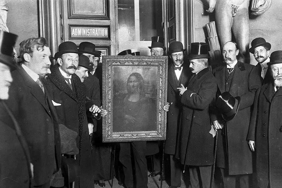 মোনালিসার ছবি নিয়ে প্যারিস থেকে ইটালি আসেন ভিনসেনজো। ইটালির ফ্লোরেন্সের একটি আর্ট গ্যালারির মালিক মারিয়ো ফ্রাটেলির সঙ্গে যোগাযোগ করেন ভিনসেনজো। মোনালিসার ছবিটি মারিয়োকে বিক্রি করতে চান তিনি। নকল কি না তা নিয়ে সন্দেহ হওয়ায় উফিজি গ্যালারির ডিরেক্টর জিওভানি পোগির সাহায্য চান মারিয়ো।