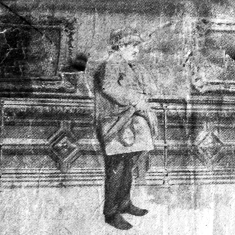 নিজের জামার ভিতরে লুকোনোর চেষ্টা করে ব্যর্থ হন ভিনসেনজো। পরে তিনি ছবিটি নিজের জামা দিয়ে ভাল করে মুড়ে ফেলেন এবং জাদুঘর থেকে বেরিয়ে যান। তবুও পুলিশের ধারণা, সোমবার সকাল নয়, বরং রবিবার রাতে জাদুঘরের ভিতরে লুকিয়েছিলেন ভিনসেনজো। পরের দিন সকালে জাদুঘরের দরজা খুললে তিনি চুরি করে বেরিয়ে যান।