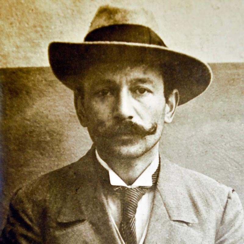 ১৯২৫ সালের ৮ অক্টোবর ৪৪ বছর বয়সে মারা যান ভিনসেনজো। প্যারিসের সেন্ট মর দেস ফসেস এলাকায় শেষ নিশ্বাস ত্যাগ করেন তিনি। কিন্তু তাঁর মৃত্যুর খবর প্রকাশ্যে আসে ১৯৪৭ সালে। ভিনসেনজো পেরুজিয়া নামে এক জন ১৯৪৭ সালে মারা যান। সেই সময় জানা যায়, মৃত্যুর সময় ভিনসেনজোর সমাধির উপর পিয়েট্রো নাম লেখা ছিল। ১৯৫০ সালে ভিনসেনজোর দেহাবশেষ সরিয়ে দেওয়া হয় বলে জানা যায়।