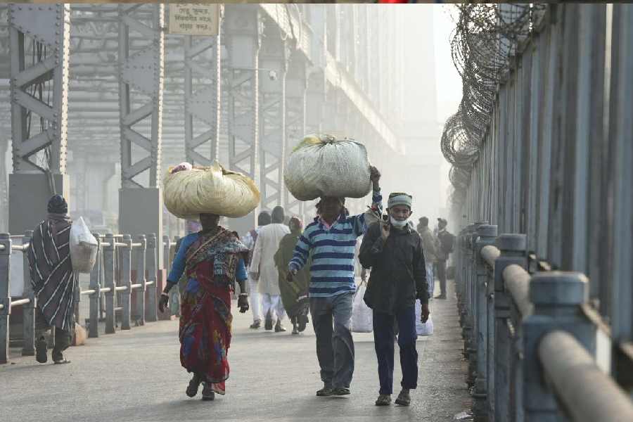 ঠান্ডায় কম্পমান বাংলা মঙ্গলবার থেকে কিছুটা স্বস্তি পাবে বলে পূর্বাভাস দিয়েছিল আলিপুর আবহাওয়া দফতর। সোমবারের মতো মঙ্গলবারও শহরের সর্বনিম্ন তাপমাত্রা আটকে রইল ১৩ ডিগ্রিতেই। যা স্বাভাবিকের থেকে ১ ডিগ্রি কম। তবে বেলা গড়াতেই রোদের তাপ বেড়েছে। ফুল সোয়েটারের বদলে হাফ সোয়েটার পরতে হয়েছে অনেককেই। 