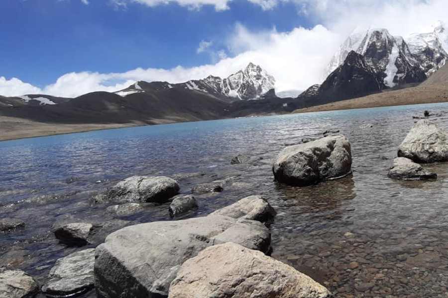 মঙ্গলবার গ্যাংটকের সর্বনিম্ন তাপমাত্রা ছিল ৮ ডিগ্রি সেলসিয়াস। টাডং-এ ৭ ডিগ্রি। এর খুব কাছাকাছিই রয়েছে জলপাইগুড়ি। পাহাড়ের প্রবেশ দ্বারের সর্বনিম্ন তাপমাত্রা ছিল ৭.১ ডিগ্রি সেলসিয়াস। 
