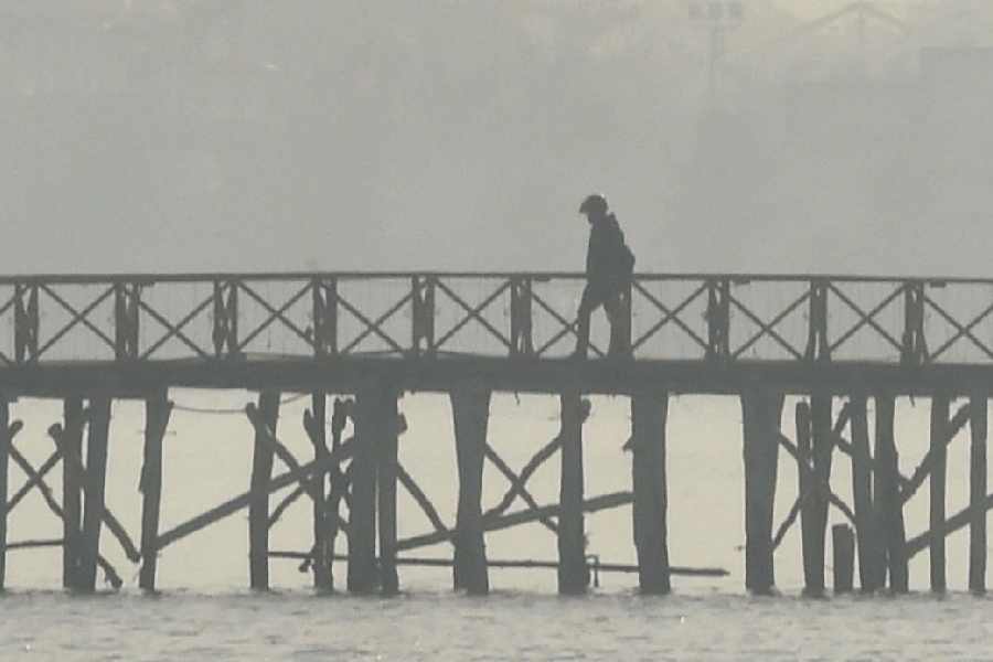 ঠান্ডায় কালিম্পংকেও টেক্কা দিয়েছে বর্ধমান। মঙ্গলবার বর্ধমানের সর্বনিম্ন তাপমাত্রার পারদ গিয়ে নামে ৯ ডিগ্রি সেলসিয়াসে।