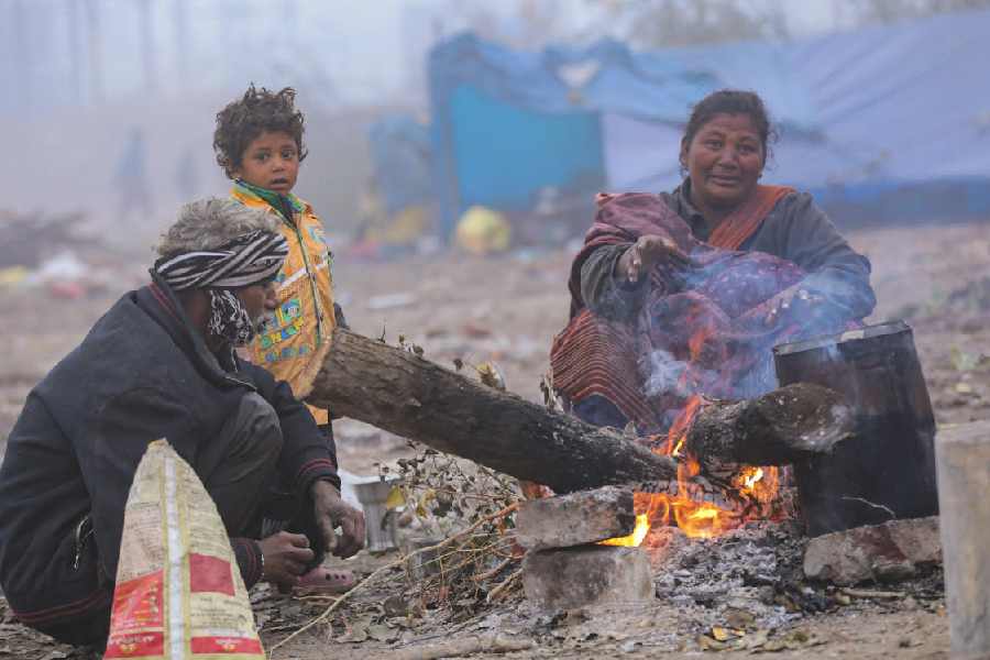 এ ছাড়া উত্তরের মতো ঠান্ডা ছিল শ্রীনিকেতন, পানাগড়ে। বোলপুরের শ্রীনিকেতনে সর্বনিম্ন তাপমাত্রা ছিল ৮.৭ ডিগ্রি সেলসিয়াস। পানাগড় ৮.৯। 