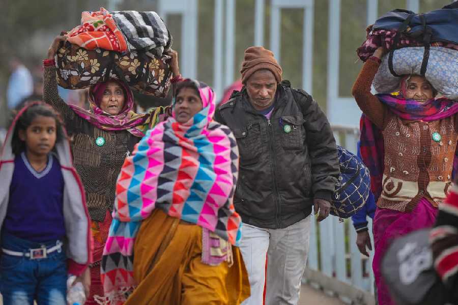 তাপমাত্রার পারদ ১০ ডিগ্রির আশপাশে ছিল মুর্শিদাবাদের বহরমপুর (১০ ডিগ্রি সেলসিয়াস), কৃষ্ণনগর (১০.৬), মগরা (১০.৫), আসানসোল(১০.৯), পুরুলিয়া(১০.১) এবং ব্যারাকপুরে (১০.৮)। 