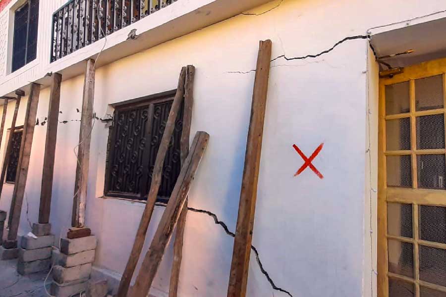 ভিত কেঁপে গিয়েছে জোশীমঠের। যে দিকে চোখ যায়, শুধু ফাটল আর ফাটল। যে কোনও মুহূর্তে তলিয়ে যেতে পারে হিমালয়ের কোলের এই ছোট্ট জনপদ। ভিটেমাটি ছেড়ে একরাশ অনিশ্চয়তাকে সঙ্গী করে অন্যত্র মাথা গোঁজার ঠাঁই নিতে হয়েছে বাসিন্দাদের। জোশীমঠের মতো এমন ভয়াবহ বিপর্যয় কি উত্তরাখণ্ডের অন্য এলাকাগুলিতেও হতে পারে? 