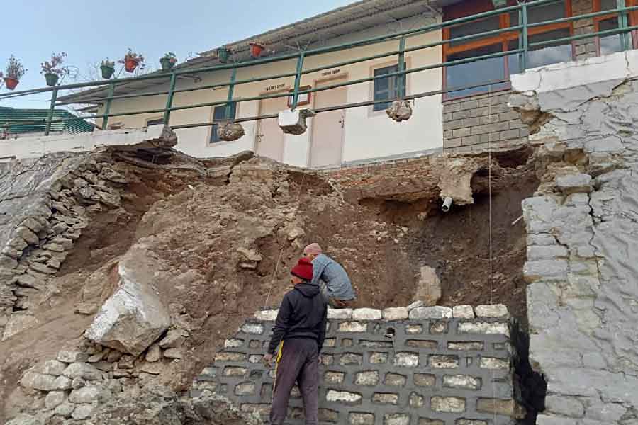 ফাটল ঘিরে জোশীমঠ যখন আতঙ্কের প্রহর গুনছে, সেই সময় যেন অশনি সঙ্কেত পেলেন উত্তরাখণ্ডের চামোলি জেলার (এই জেলারই অন্তর্গত জোশীমঠ) কর্ণপ্রয়াগের জনতা।কর্ণপ্রয়াগেরও বেশ কিছু বাড়িতে ফাটল দেখা গিয়েছে। নেমেছে ধস। 