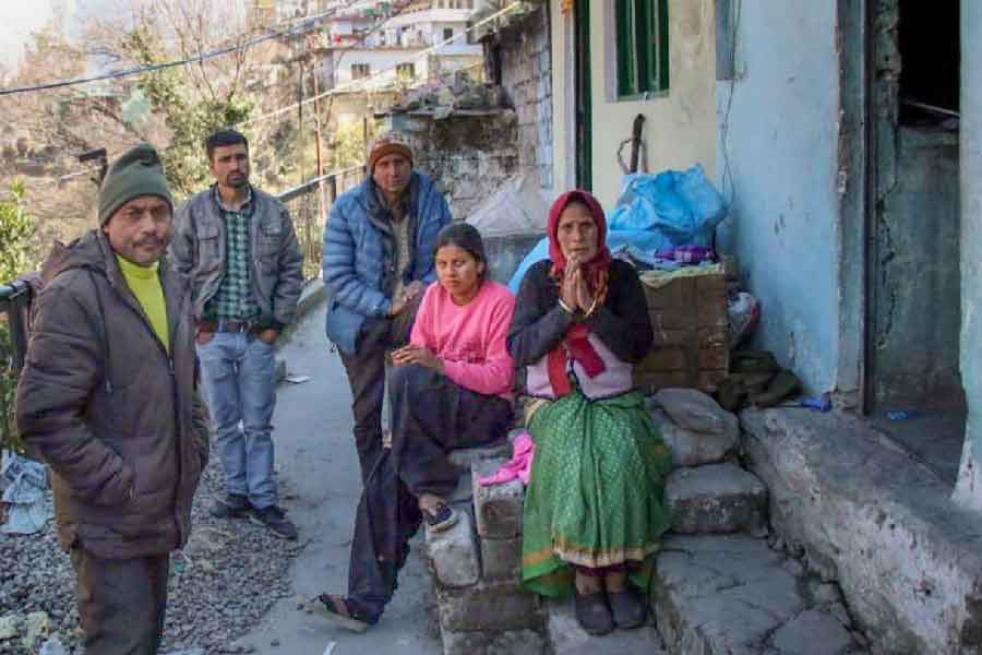 কর্ণপ্রয়াগের বহুগুণা নগর এলাকায় প্রায় ৫০টি বাড়িতে ফাটল দেখা গিয়েছে। ফাটলের জেরে ওই এলাকার একাধিক বাসিন্দা ঘরবাড়ি ছেড়ে পরিজনদের বাড়িতে আশ্রয় নিয়েছেন। আপার বাজার ওয়ার্ডের ৩০টি পরিবার বিপজ্জনক অবস্থায় রয়েছে।