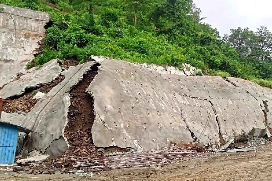 ইতিমধ্যেই উত্তরাখণ্ড সরকারের কাছ থেকে সাহায্যের আর্জি জানিয়েছে কর্ণপ্রয়াগের স্থানীয় পুরসভা। তবে জোশীমঠ, কর্ণপ্রয়াগই নয়, এমন বিপর্যয় যে কোনও মুহূর্তে ঘটতে পারে উত্তরাখণ্ডের একাধিক এলাকায়। এমন আশঙ্কার কথাই শুনিয়েছেন বিশেষজ্ঞরা। 