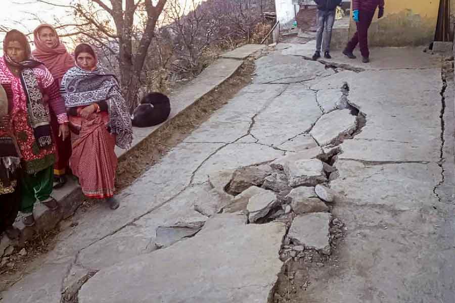 সংবাদমাধ্যমে বিশেষজ্ঞদের বড় একটি অংশ দাবি করেছেন, নিঃশব্দে বিপর্যয় ডেকে আনতে পারে ভূমি অবক্ষয়। বর্তমানে যে পরিস্থিতির মুখোমুখি হয়েছে জোশীমঠ, আগামী দিনে একই ভয়ঙ্কর ছবি ধরা পড়তে পারে চামোলি জেলার কর্ণপ্রয়াগ, গোপেশ্বর এলাকায়। 