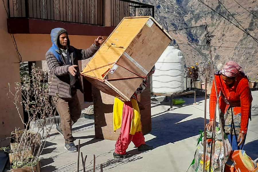 হিমালয়ের কোলে যে জনপদগুলি রয়েছে, সেখানে নির্মাণ কাজের জন্য নীতিগত সিদ্ধান্ত নেওয়া প্রয়োজন, তা হলেই জোশীমঠের মতো বিপর্যয়ে পুনরাবৃত্তি এড়ানো সম্ভব হবে বলে মত ওই ভূতত্ত্ববিদের। 