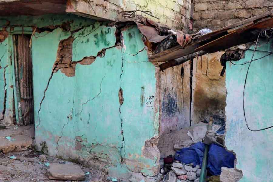 জোশীমঠের পাশাপাশি চামোলি জেলার কর্ণপ্রয়াগেও বিপর্যয় দেখা যাওয়ায় আতঙ্কে বাসিন্দারা। বহুগুণা নগর এলাকার এর বাসিন্দা পঙ্কজ ডিমরির কথায়, ‘‘প্রতি বছর বর্ষার সময় কিছু বাড়ি তলিয়ে যায়। ২০২১ সালে চারধাম প্রকল্পের কাজের জন্য কর্ণপ্রয়াগের কাছে পাহাড় কাটা হয়েছে। যার জেরে ধস নামে।’’