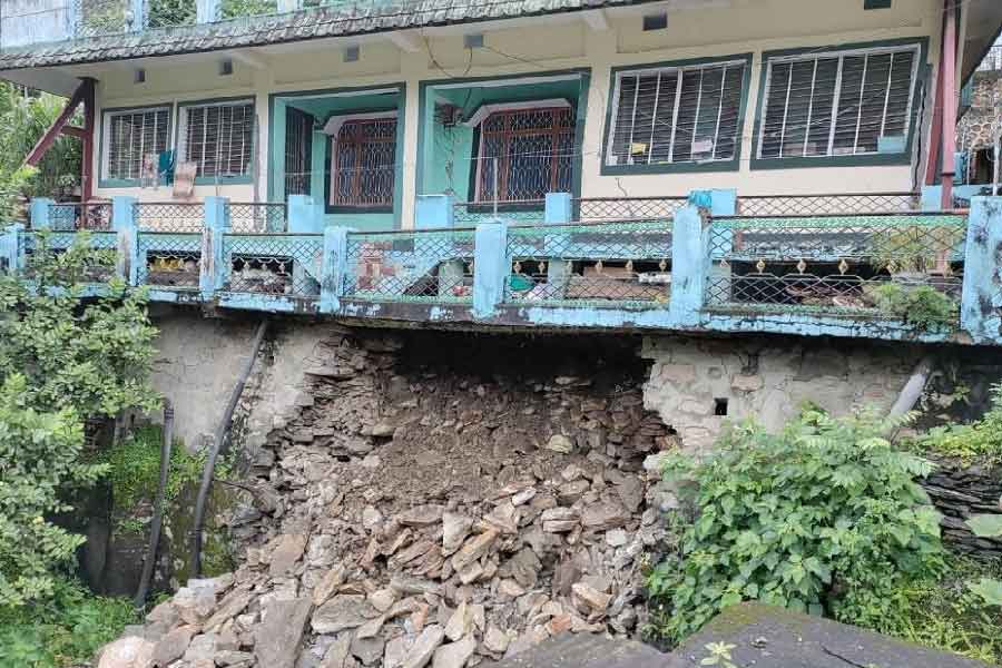 সেই সময় কর্ণপ্রয়াগে ফাটল দেখা গিয়েছিল, যা খতিয়ে দেখে বিশেষজ্ঞদের কমিটি। প্রকল্পের কাজের জন্য অবৈজ্ঞানিক ভাবে পাহাড়ে খননকাজ চালানো ও রাস্তা চওড়া করার কাজের জেরেই এই বিপত্তি ঘটে বলে দাবি করা হয়েছিল। 