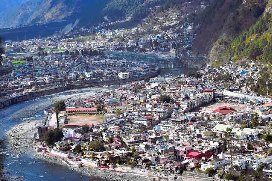 বিশেষজ্ঞরা জানিয়েছেন, ওই এলাকায় উন্নয়নমূলক কাজের কারণেই বার বার এমন বিপর্যয় ঘটছে। তাই উন্নয়ন করতে গিয়ে বড়সড় বিপর্যয়ের আশঙ্কা করেছেন উত্তরকাশী জেলার সুক্কি টপ গ্রামের বাসিন্দারা। আপেলের বাগানের জন্য সুখ্যাতি রয়েছে ওই গ্রামের। হর্ষিল উপত্যকায় গঙ্গোত্রী হাইওয়ের পাশে রয়েছে গ্রামটি। চারধাম প্রকল্পের অংশ হিসাবে একটি বাইপাস তৈরির প্রস্তাব দেওয়া হয়েছে। কিন্তু ওই বাইপাস তৈরি হলে বিপদ ঘটতে পারে বলে আশঙ্কা গ্রামবাসীদের। 