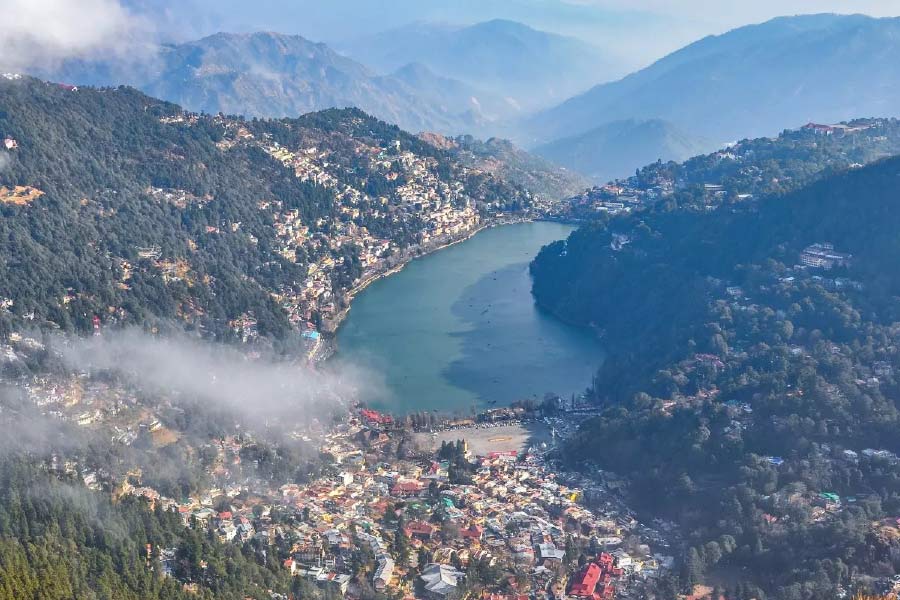 জোশীমঠের মতো ডুবতে পারে নৈনিতালও। এই আশঙ্কার কথা শুনিয়েছেন ‘সেন্টার ফর ইকোলজি ডেভেলপমেন্ট অ্যান্ড রিসার্চ’-এর ডিরেক্টর বিশাল সিংহ। ১৮৬৭ সাল থেকে সে শহরে ভূমি বিপর্যয়ের একাধিক ঘটনা ঘটেছে। 