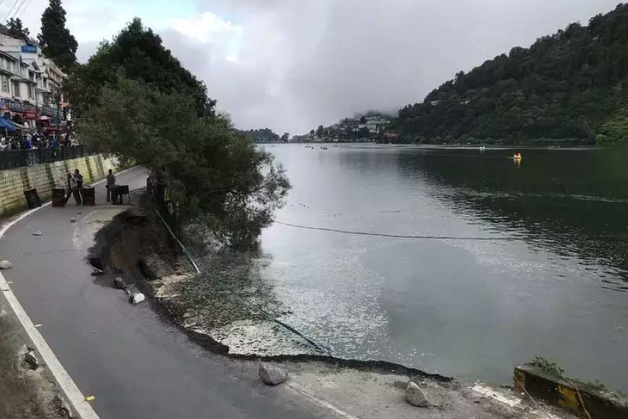 তবে শুধু মাত্র মানুষের দোষেই যে এত বড় বিপর্যয় ঘটছে হিমালয়ের কোলঘেঁষা এই জনপদগুলিতে, তা কিন্তু নয়। এর জন্য দায়ী প্রকৃতির খামখেয়ালিপনাও। অতিবৃষ্টিতে ভূমিক্ষয় এই বিপর্যয়ের অন্যতম কারণ বলে জানিয়েছেন বিশেষজ্ঞরা। 