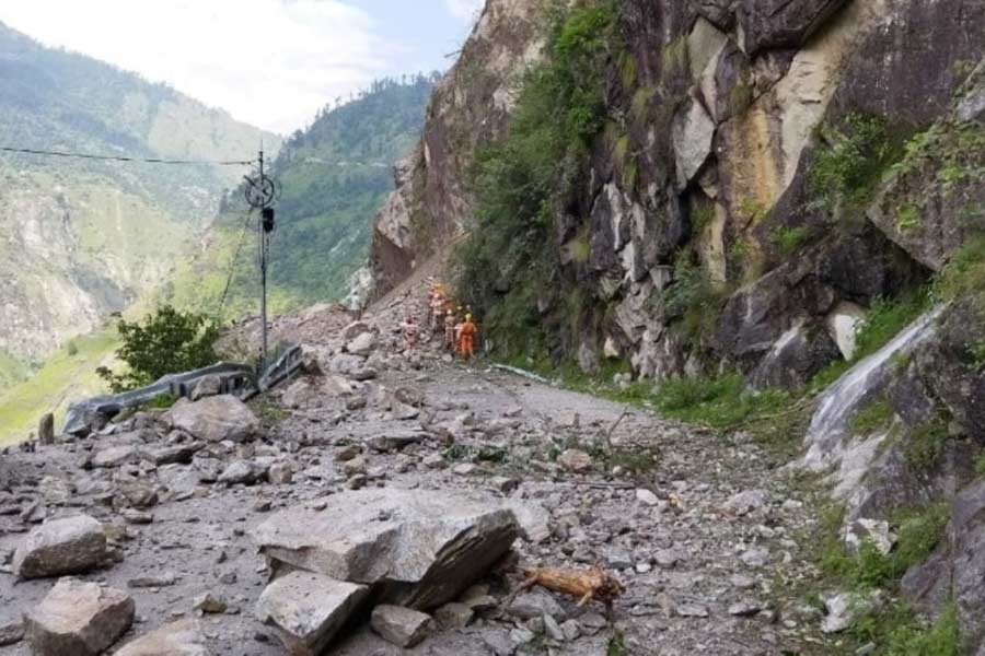 জোশীমঠের বিপর্যয় সামাল দেওয়ার আগেই যে ভাবে মঙ্গলবার কর্ণপ্রয়াগে ফাটল দেখা গিয়েছে, তাতে সিঁদুরে মেঘ দেখছেন বিশেষজ্ঞরা। তা হলে কি বাকি এলাকাগুলিতেও বিপর্যয় শুধু সময়ের অপেক্ষা? আতঙ্কে ঘুম উড়েছে উত্তরাখণ্ডের বাসিন্দাদের। 